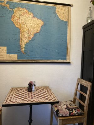 für Pendler*in/Wochenendheimfahrer*in: teilmöbliertes, helles, sehr zentral gelegenes ZIMMER in 3-Zi-Whg mit Balkon, Wohnzimmer, Badewanne & netter Hauptmieterin