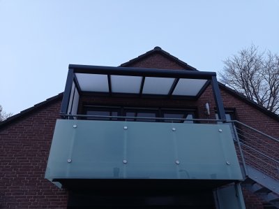 Attraktive 2-Zimmer-Wohnung mit großem, überdachtem Balkon und separatem Eingang, saniert