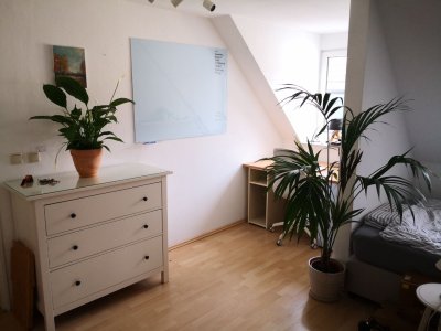 Luxus helles vollmöbliertes 25m2 WG-Zimmer mit 2 Fenstern in 3er WG inkl. Putzfrau, 5min zu Bus u S-Bahn, Balkon