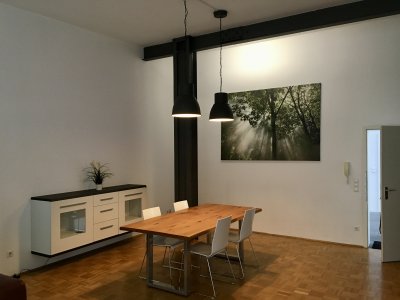 Authentisches Fabrikloft (3,8m Decken) mit Weinbergblick & Design-Küche – Ideal für Singles & Paare