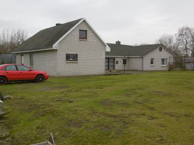 1-2 Familienhaus mit Garten, optional kann man noch ein Gewerbegrundstück mit Halle dazu erwerben.