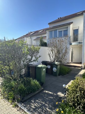 Attraktives Reihenhaus mit 5,5 Zimmer, Garten, 2 Terrassen und 2 Balkone, Garage