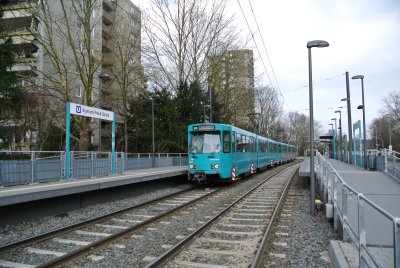 PRIVATVERKAUF, keine Maklerprovision: Helle 3 Zimmer Wohnung in Frankfurt (U Bahnhaltestelle 2 min entfernt)