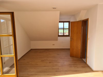 Exklusives 1-Zimmer-Apartment mit Sonnenbalkon und EBK in Großheirath