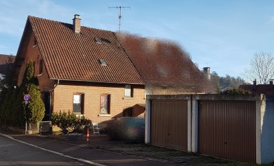 Leerstehende Doppelhaushälfte mit Doppelgarage