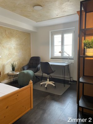 großes WG-Zimmer mit privatem Bad und möbliert