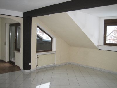 Schön geschnittene helle 2,5-Raum-DG-Wohnung im 2. OG eines 3 Parteienhauses, Ruhige Lage!