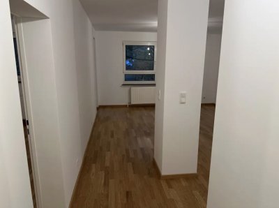 Sonnige 2-Zimmer-Wohnung mit Balkon & luxuriös saniert mit moderner offener Wohnküche in Bad Homburg