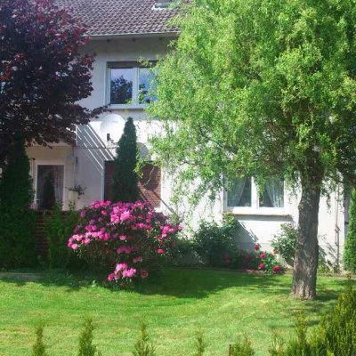 2ZKB Dachgeschosswohnung 54m² Dreifamilienh., Keller, Sitzecke Draußen.