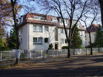 Ruhige lichtdurchflutete 2-Zimmer-Dachwohnung direkt am Thielpark
