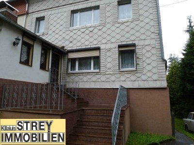 Doppelhaushälfte mit Nebengebäude und Grundstück in Waldnähe