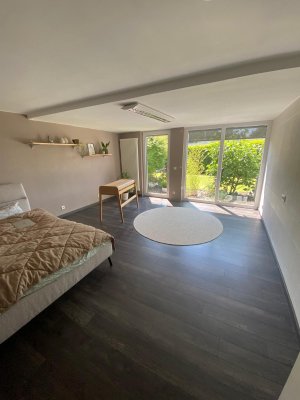 Ruhige Wohnlage mit Blick in den Garten, Bushaltestellen 100 m entfernt, öffentl. Stellplatz vor der Tür