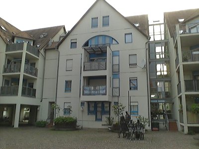 sonnige Wohnung, sehr ruhig, zentral gelegen, Einkaufsmöglichkeiten zu Fuß erreichbar, öffentliche Verkehrsanbindung in unmittelbarer Nähe, eine S-Bahn Haltestelle bis Daimler