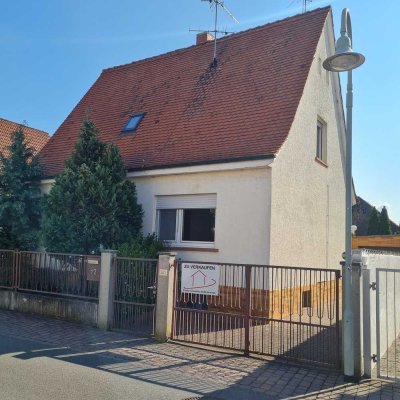 Für Handwerker-2 Familienhaus in Karlstein-Großwelzheim renovierungsbedürftig