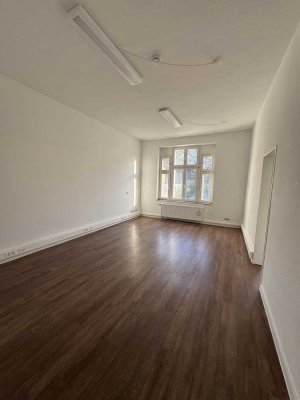 top renovierter Altbau mit 4 Zimmern in zentraler Lage gegenüber kleinem Park
