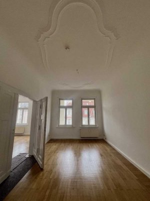 Stilvolle Altbauwohnung mit Stuck, Balkon  und  Loggia – frisch saniertes Wohnjuwel in der Sü