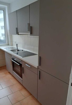 Altstadt HL im 4.2.OG - WG geeignet- 2  Zimmer vom Flur  erreichbar  EBK,  Bad u. WC, WG möglich  !!