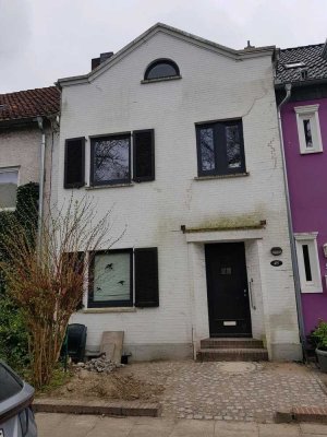 Renovierungsbedürftiges Bremer Haus mit Balkon, Süd-Ostgarten und Vollkeller in Hastedt