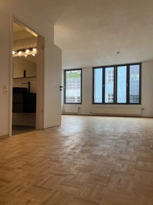 Exclusive, helle 1.5 Zimmer Wohnung mitten im Herzen Stuttgarts