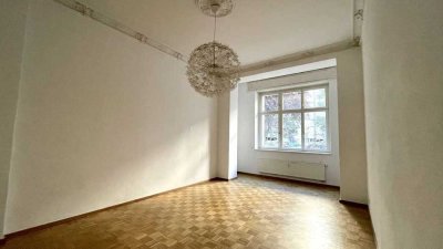 Bezugsfrei! Erdgeschosswohnung mit hohen Decken und Mini-Terrasse im Winsviertel