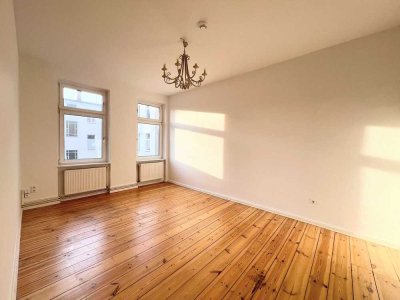 Bezugsfrei + Käufer-Prov.frei: 2 Zimmer Altbau-Whg. in Spandau + Dielen + hohe Decken + große Küche