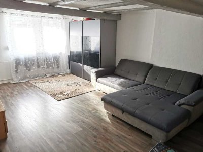 Teilsanierte Doppelhaushälfte mit Renovierungsbedarf und großer Scheune