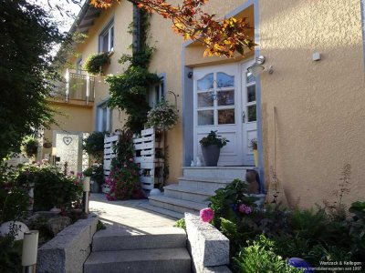 Einfamilienhaus und Zweifamilienhaus 
mit Nebengebäuden 
komplett zu verkaufen!