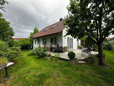 Familienparadies: Freistehendes Einfamilienhaus mit Garten, Carport, Kaminofen in Backnang-Süd