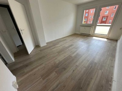 Südbalkon / Laminat / Bad mit Fenster / ...in Reichenbrand !