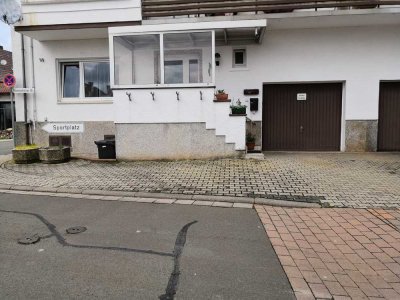 Gepflegte 2-Zimmer-EG-Wohnung mit Einbauküche in Steinbach