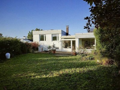 Charmanter BUNGALOW mit Split-Level-Architektur mit großen Garten und Südterrasse