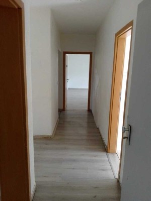 4-Zimmer-Wohnung mit eigenem Garten – Renovierungsbedürftig, aber mit Potenzial!