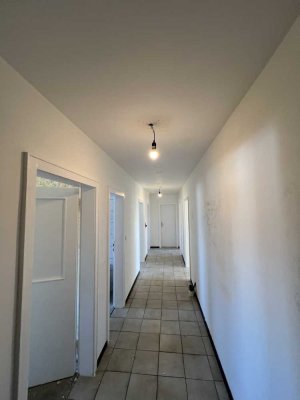 Helle und gut geschnittene 4-Zimmer-Wohnung in zentraler Lage İn Mönchengladbach-Rheydt