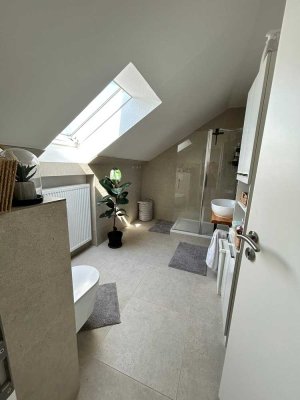 Sanierte Wohnung mit Balkon: Freundliche 2,5-Zimmer-Dachgeschosswohnung