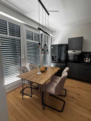 Stilvolle 2,5-Raum-Penthouse-Wohnung mit geh. Innenausstattung - Parkettboden und Einbauküche