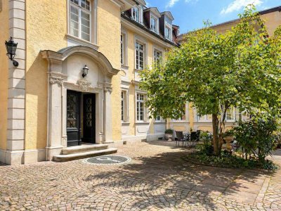 Residieren, wo Heidelberg am schönsten ist – stilvolle Altbauwohnung mit Innenhofidylle