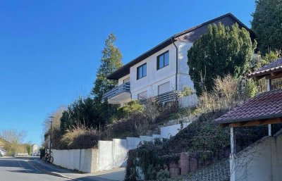 In schöner, ruhiger Lage mit herrlicher Aussicht Wohnhaus mit zwei Wohnungen in Gerbrunn