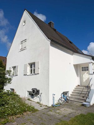 Charmantes saniertes Siedlerhaus mit Garten und Altbestand an Obstbäumen in Lohhof