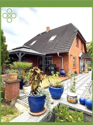 **Ein grünes Familienrefugium mit vielen Möglichkeiten durch sep. Wohnbungalow (+ 65 qm Wfl.)!***