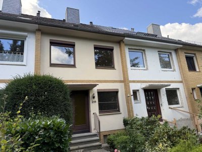 Familienfreundliches
4-Zi.-Reihenhaus mit Keller,
Garten und Garage 
in Halstenbek-Krupunder