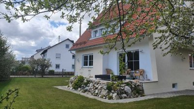 Ein möbliertes Schmuckstück - komplett saniert - in einem wunderschönen Zweifamilienhaus