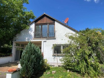 Renovierungsbedürftiges Haus in zentraler, ruhiger Lage - großer Garten!