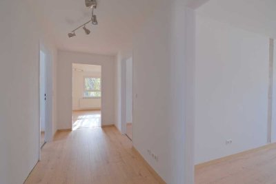 Freundliche und vollständig renovierte 3-Zimmer-Dachgeschosswohnung in Hof
