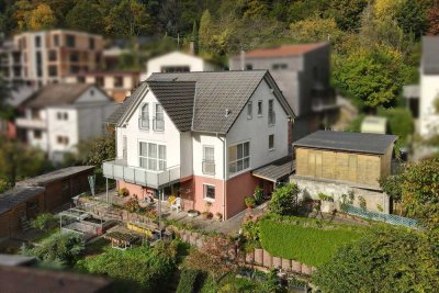 Freistehendes Einfamilienhaus mit Einliegerwohnung in Ziegelhausen – Design, Komfort und Weitblick