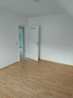 Bezahlbare und renovierte 2ZKB Wohnung im DG sucht nach Mieter