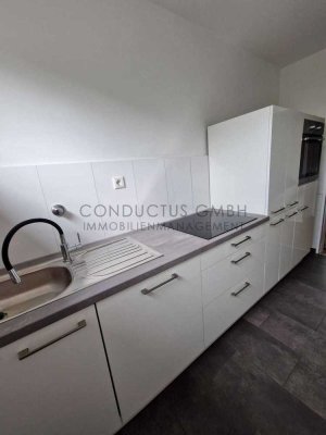 ***Zentrales Wohnen in schicker Dachgeschoßwohnung mit neuer Einbauküche und neuem Badezimmer***