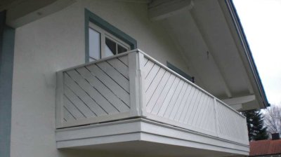 Chice, hohe Dachgeschosswohnung mit Südbalkon in Zweifamilienhaus, ruhige Lage für Single (1 Pers.)