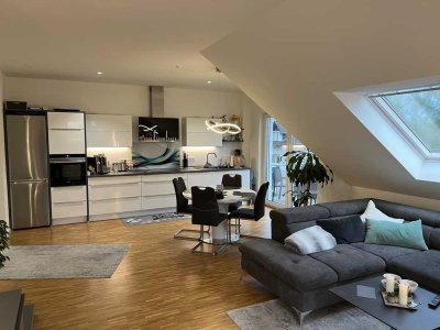 Helle, neuwertige 3,5-Zimmer-DG-Wohnung mit gehobener Innenausstattung mit EBK in Griesheim