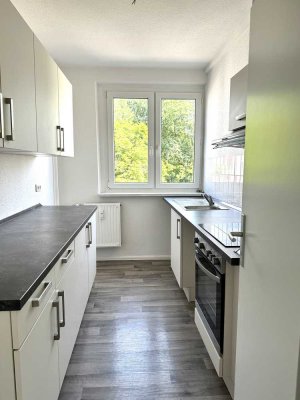 Selbst malern und 1 Monat Miete sparen - mit Einbauküche, Balkon und Tageslichtbad