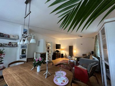 Wohntraum unter Denkmalschutz: Altbauwohnung mit Kamin, Garten und Mansardenzimmer